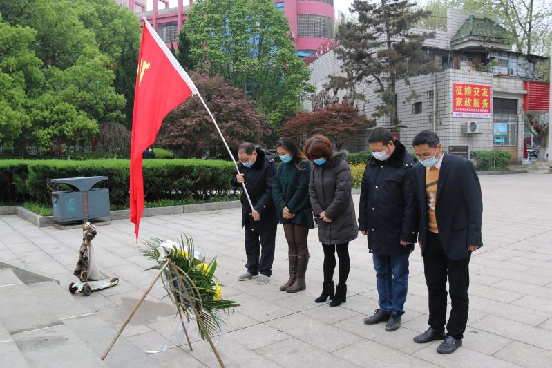 湘北汽運(yùn)黨支部主題黨日活動，緬懷抗日英烈，祭掃墓地，敬獻(xiàn)花籃。
